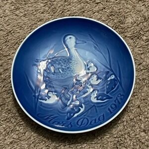 MOTHERS DAY 1973 GREAT MOTHERS DAY GIFT beautiful vintage plate.